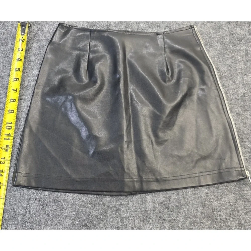 XOXO Black Faux Leather Mini‎ Skirt Solid Short Side Zip Women's Size 9